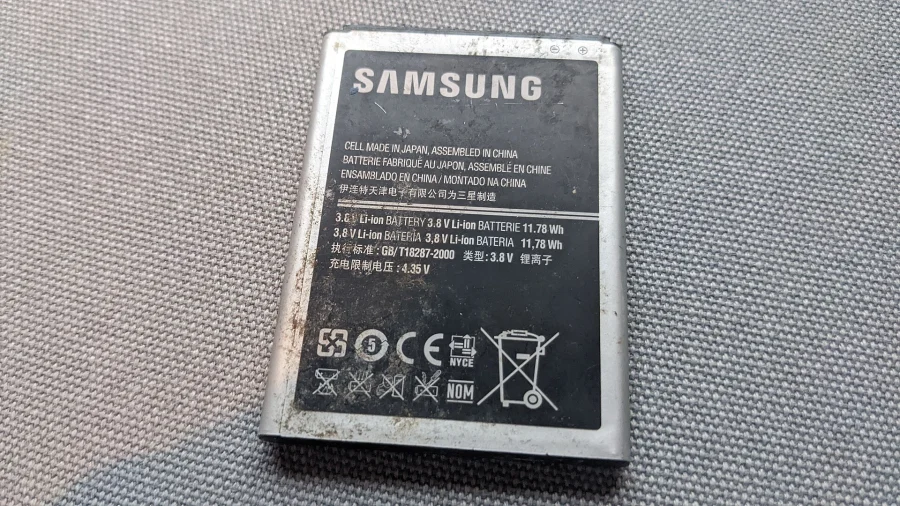 Batterie amovible d’un ancien smartphone Samsung