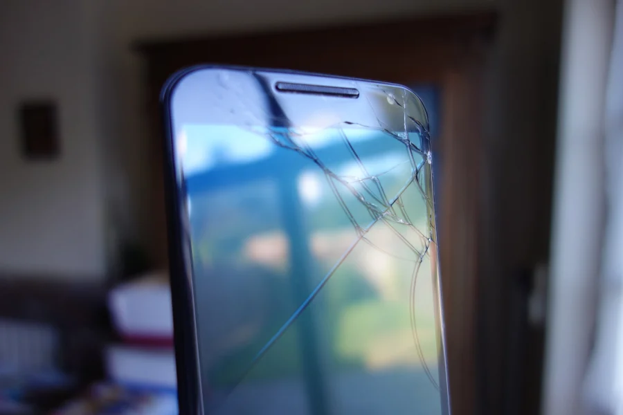 Écran de smartphone fissuré en étoile