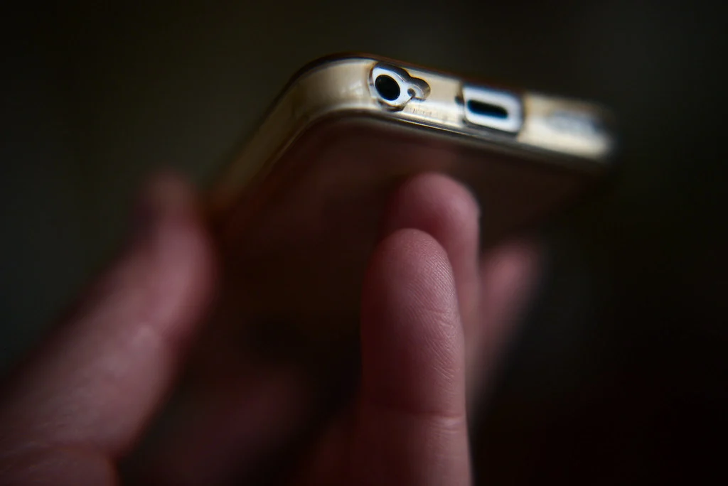 iPhone tenu dans une main