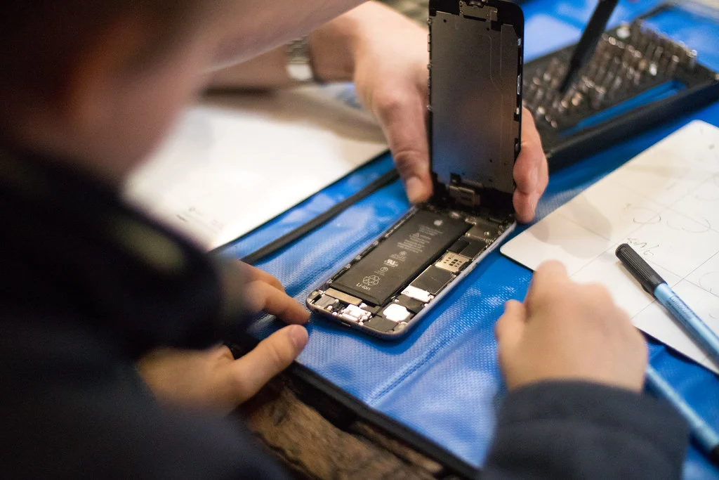 Smartphone ouvert lors d’un atelier de démontage iFixit