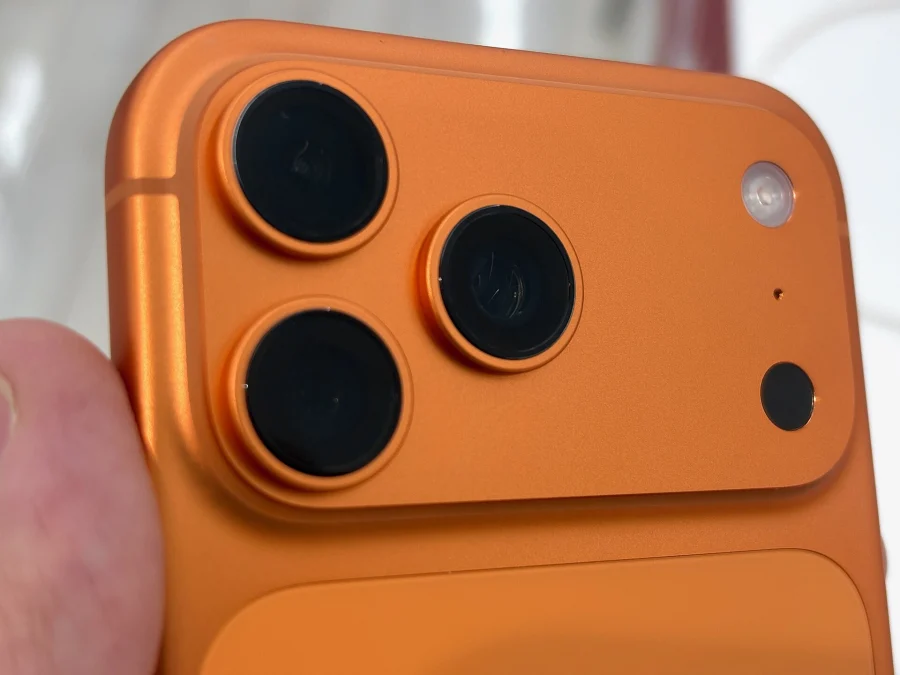 Bloc photo d’un iPhone 17 Pro Max orange