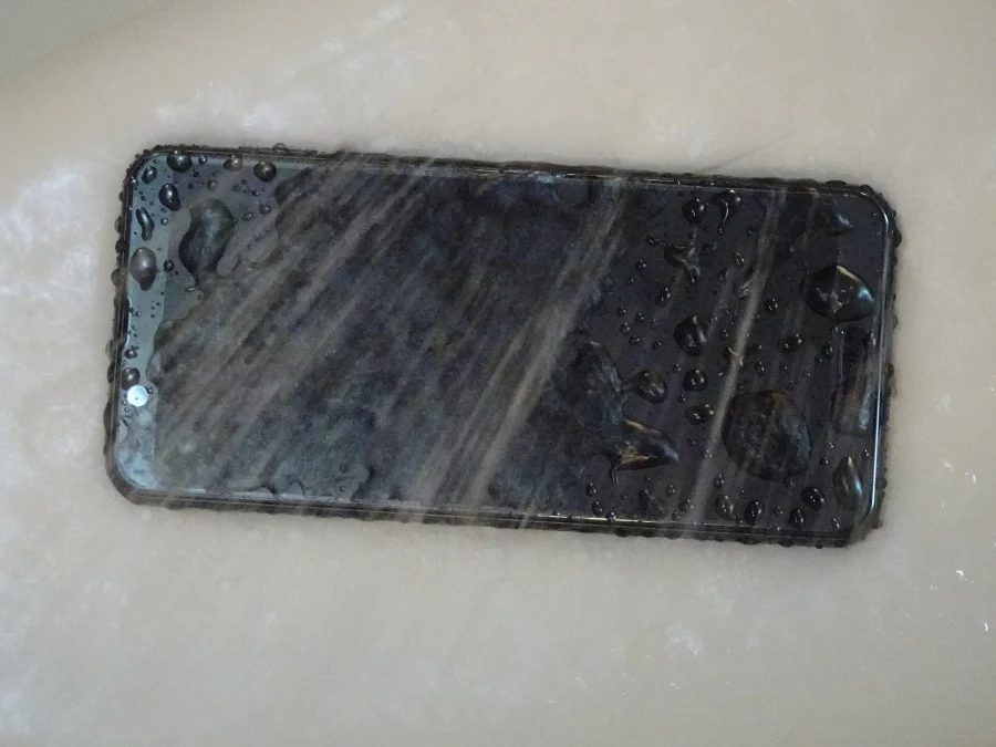 Smartphone couvert de gouttes d’eau