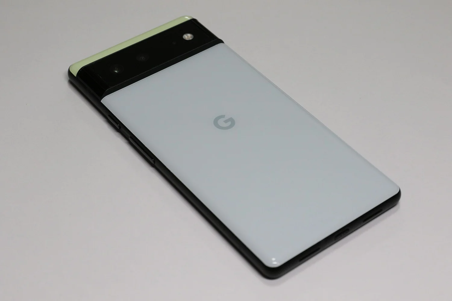 Dos d’un Google Pixel 6 vert clair posé sur une table