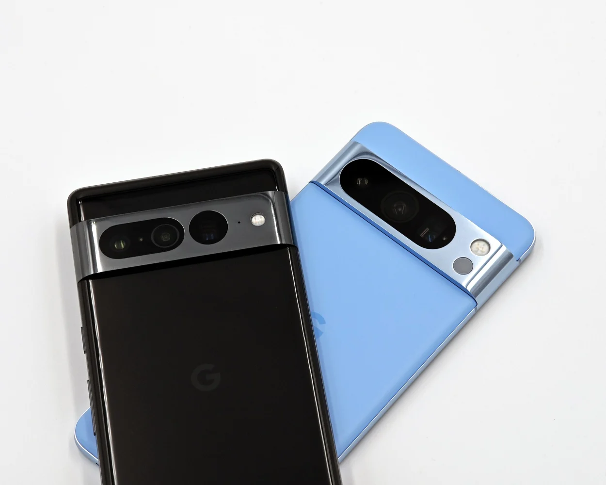 Google Pixel 8 Pro bleu et Pixel 7 Pro noir côte à côte