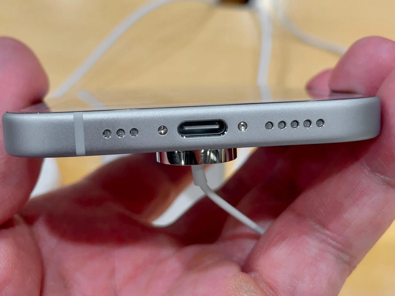 Port USB-C au bas d’un iPhone 15