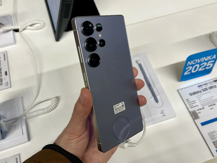 Samsung Galaxy S25 Ultra tenu en main dans un magasin