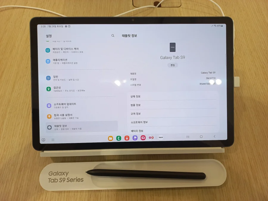 Tablette Samsung Galaxy Tab S9 sur un présentoir avec son S Pen